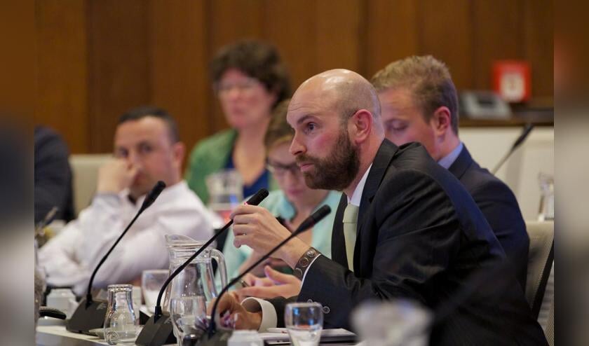 Boaz Adank (VVD) bij de installatie van het college van Breda'97, CDA, GroenLinks, PvdA en SP op 15 mei 2014.