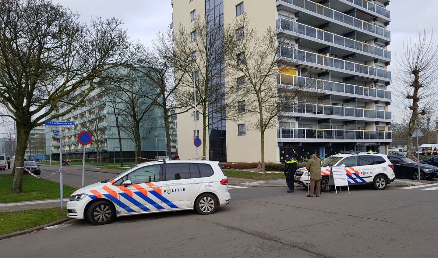 De politie onderzoekt de flat aan de Roeselarestraat, waar dinsdagmorgen een dode man werd aangetroffen.