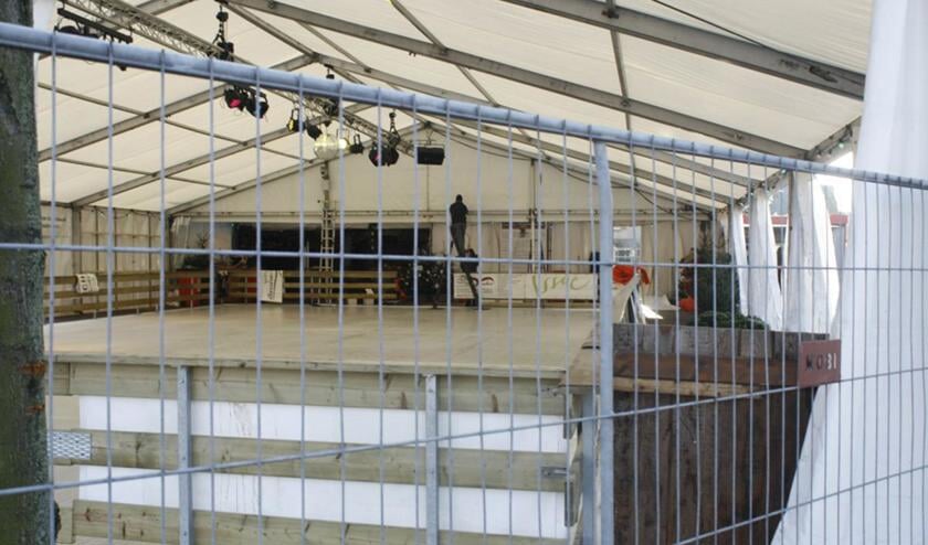 Prinsenbeek kan weer drie weken schaatsen. Tussen 12 december en 2 januari ligt er ijs op de Markt. foto Sjoerd Lips