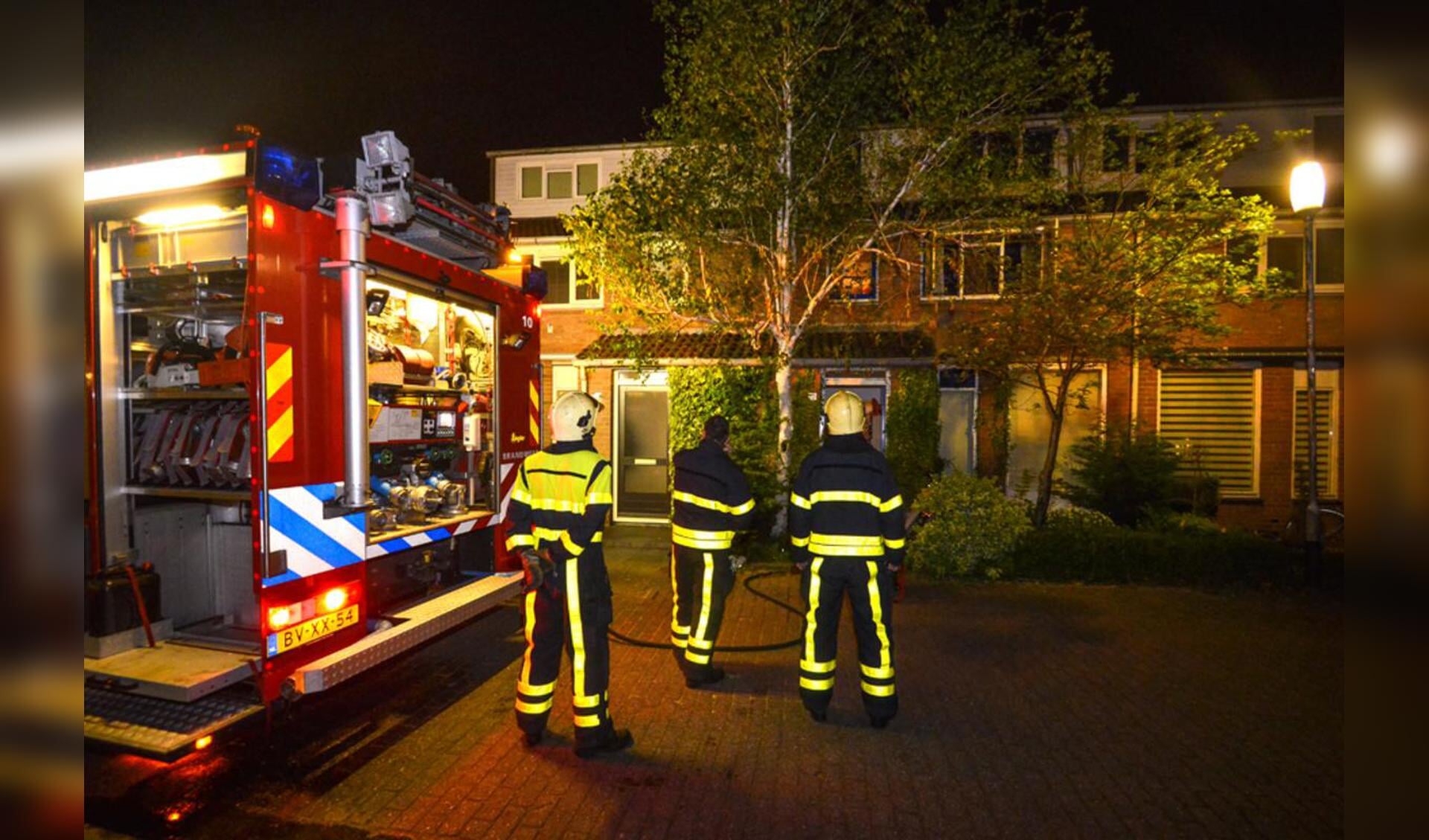 Een persoon raakte gewond bij een woningbrand aan de Bovenmoeren. foto Luuk Koenen / SQ Vision