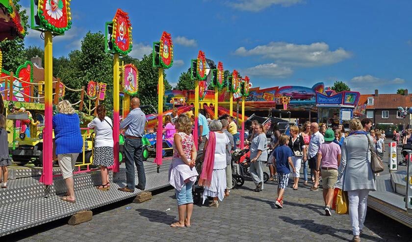 Genieten van mooi weer tijdens het Zomer Festival Ginneken in Breda. foto Nicole van Gool