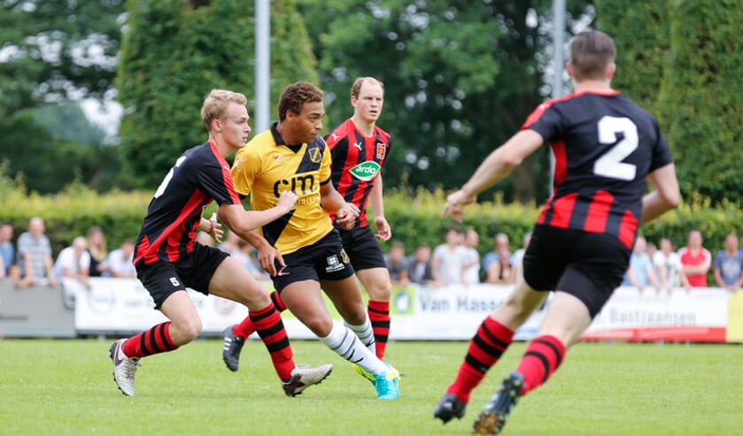 De traditionele oefenwedstrijd tussen de Zundertse selectie en NAC. NAC won met 0-4.