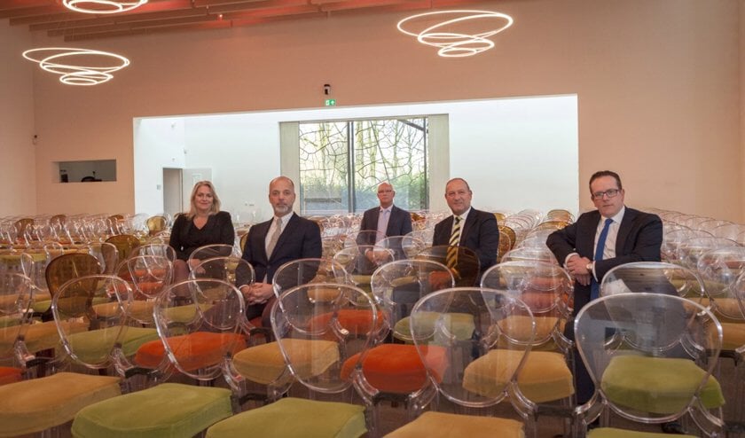 Uitvaartverzorgers Ellen, Marc, Ronald, Pierre en Dennis.