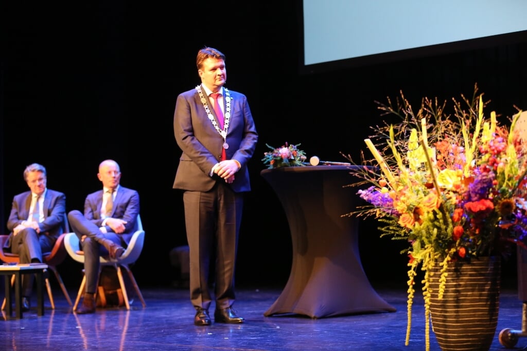 Han van Midden heeft zijn belofte afgelegd en is officieel burgemeester van Roosendaal FOTO CHRISTIAN TRAETS