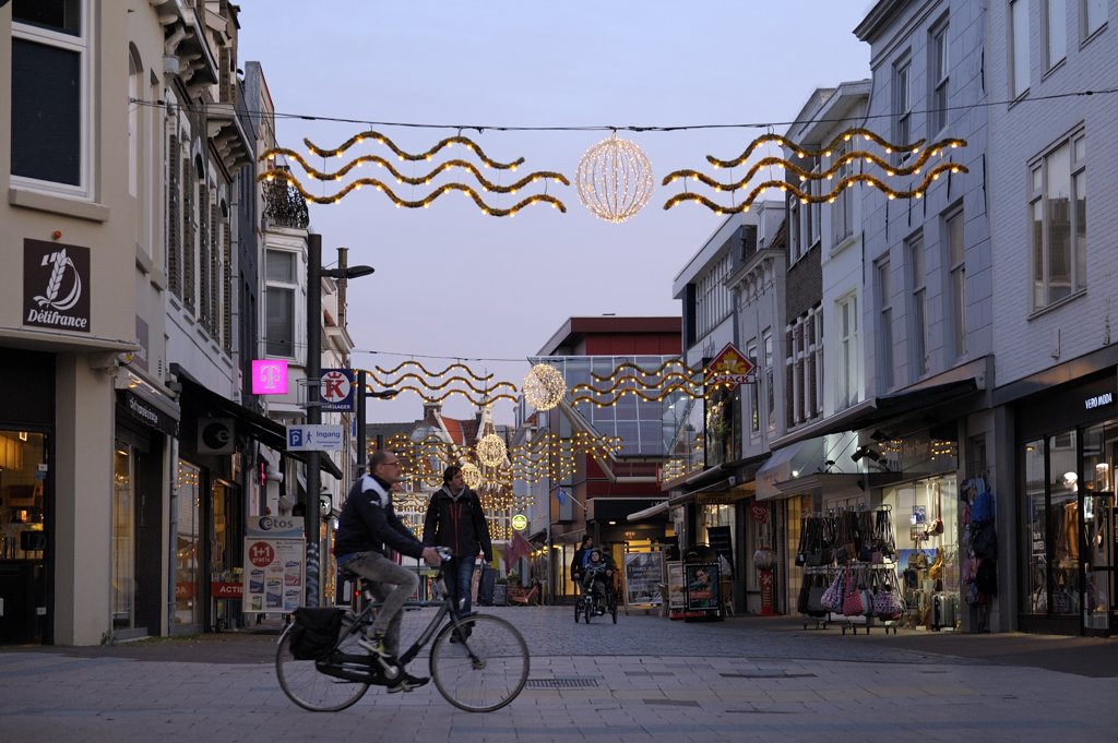 De nieuwe sfeerverlichting in de Walstraat. FOTO ANNET EEKMAN