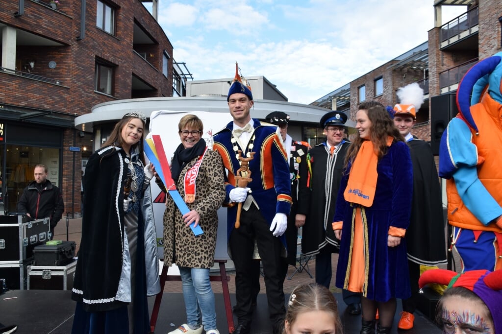 Burgemeester Miranda de Vries, jeugdprinses Elize en prins Thomas III met de maxi-klepper. FOTO STELLA MARIJNISSEN