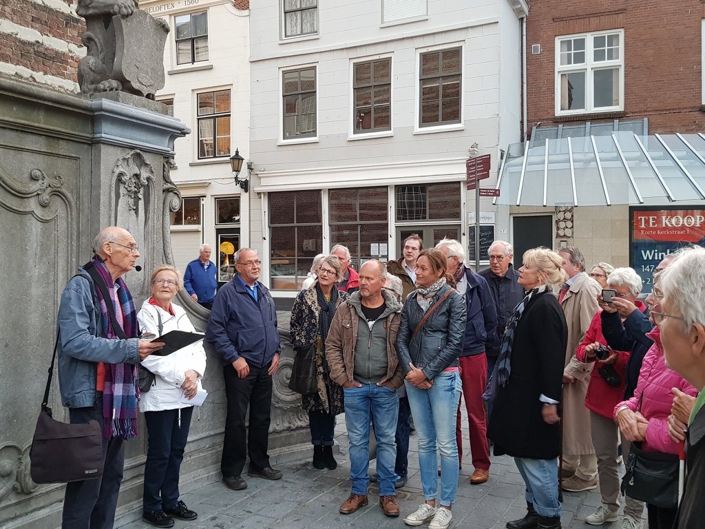 Rinus Spruit vertelt tijdens een wandeling door Goes over het vele van Albert van Renterghem. FOTO EUGÈNE DE KOK 