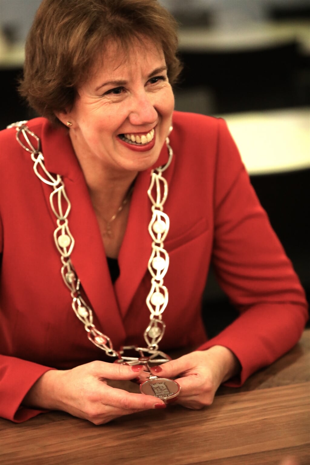 Burgemeester Margo Mulder met de nieuwe ambtsketen. FOTO HANS COLIJN 
