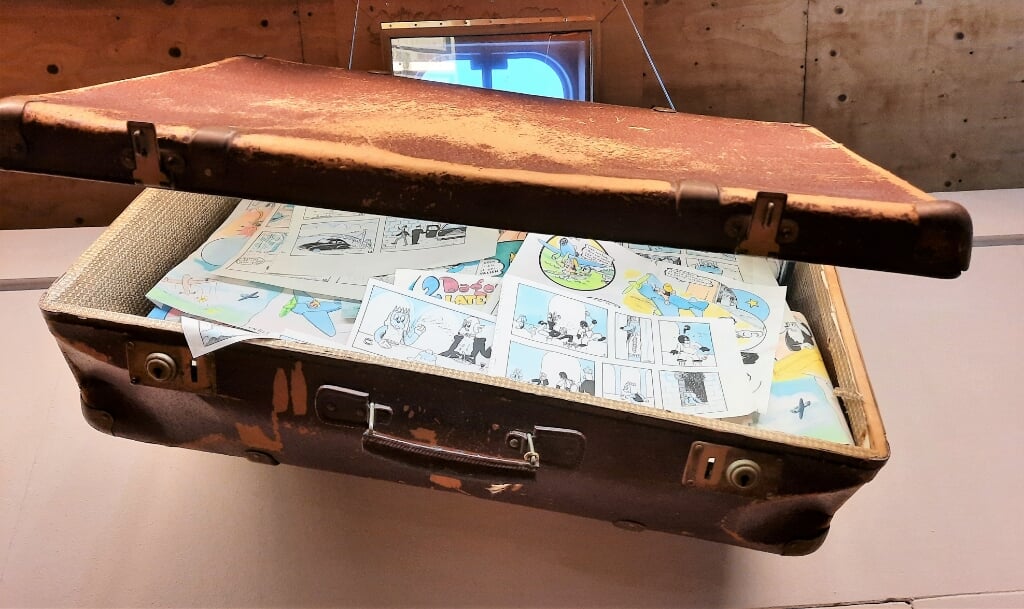De oude bruine koffer van Jan Kruis vol met zijn jeugdwerk.
