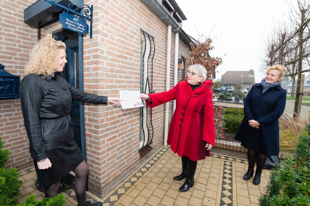 Wethouder Suzanne Breedveld-de Ruiter overhandigt Esther Verwijmeren het eerste mantelzorgcompliment.