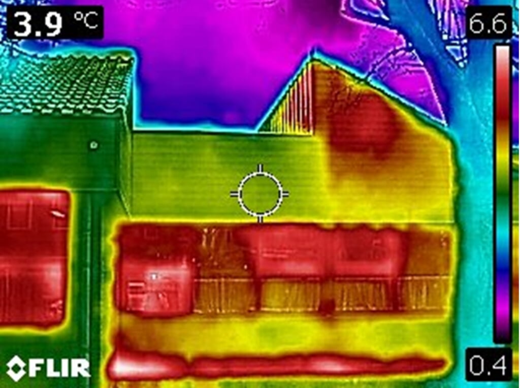 Een warmtescan laat zien waar warmte uit een pand verloren gaat om te bepalen waar isolatie nodig is. 