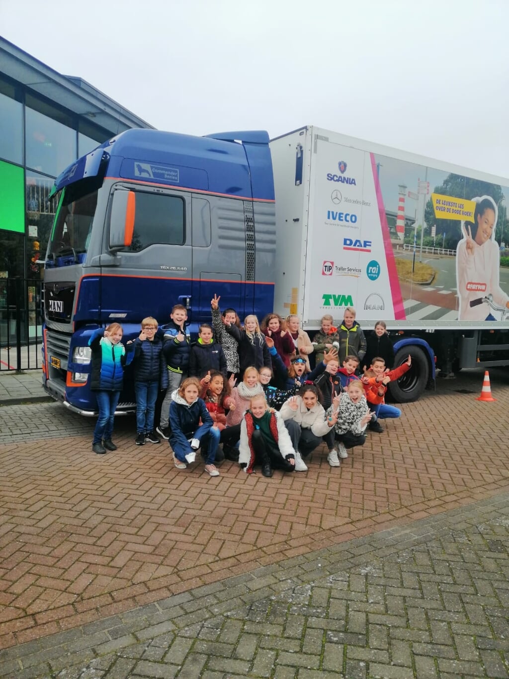 Leerlingen van groep 7 van BS De Regenboog in Zevenbergen krijgen les over de gevaren van grote voertuigen in het verkeer.