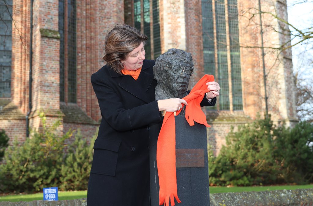 Wethouder Annebeth Evertz hangt een sjaal om het beeld van Annie M.G. Schmidt.