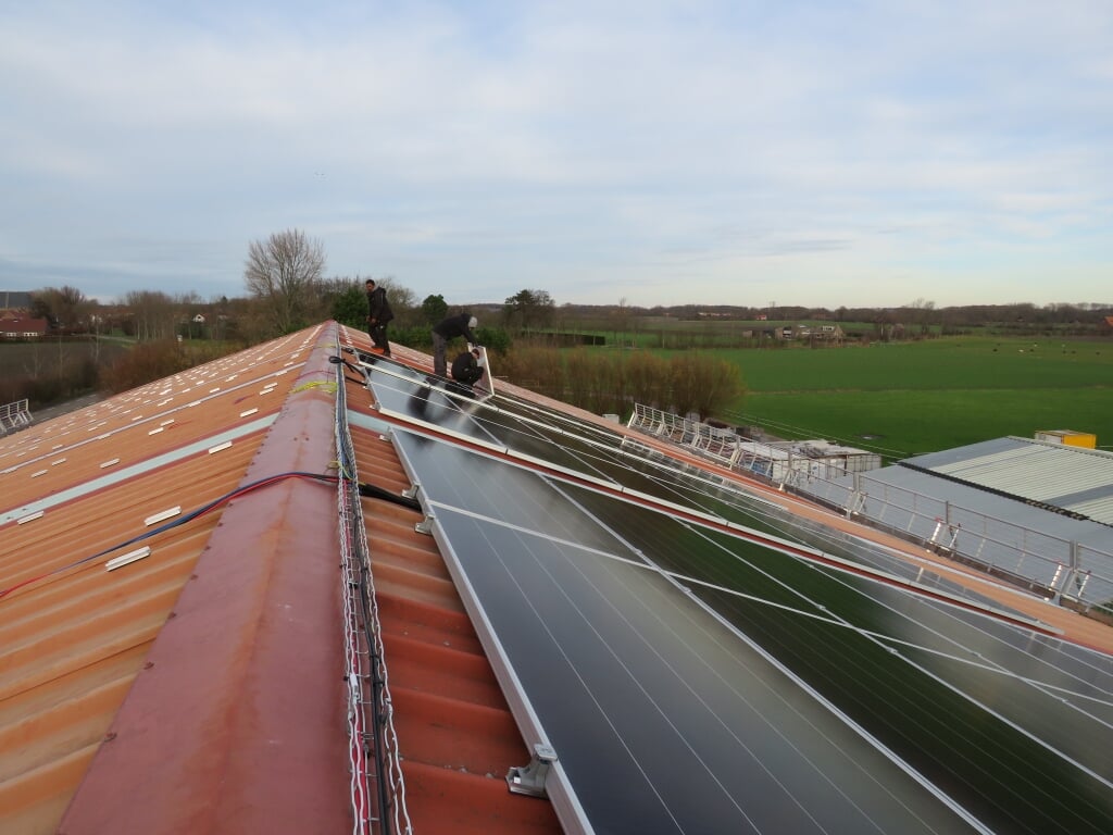 De eerste zonnepanelen liggen op het dak van de loods in Gapinge. 