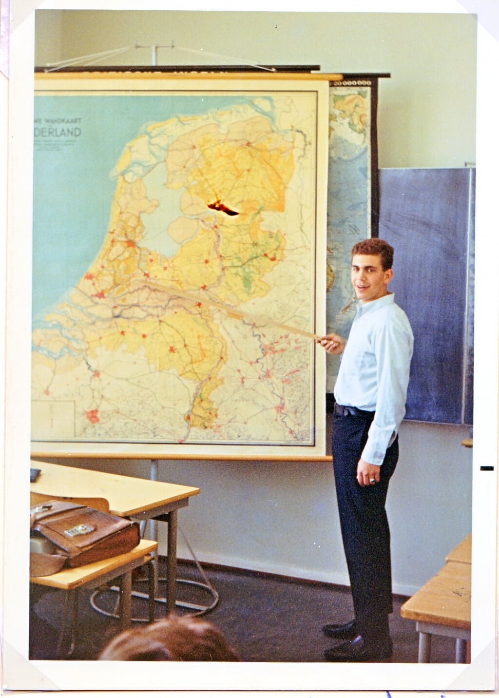 Howard Schenkel in de klas. 