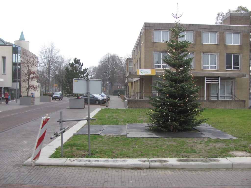 De kerstboom aan de Bredaseweg moet straks vol komen te hangen met wensen van de inwoners van Zundert.