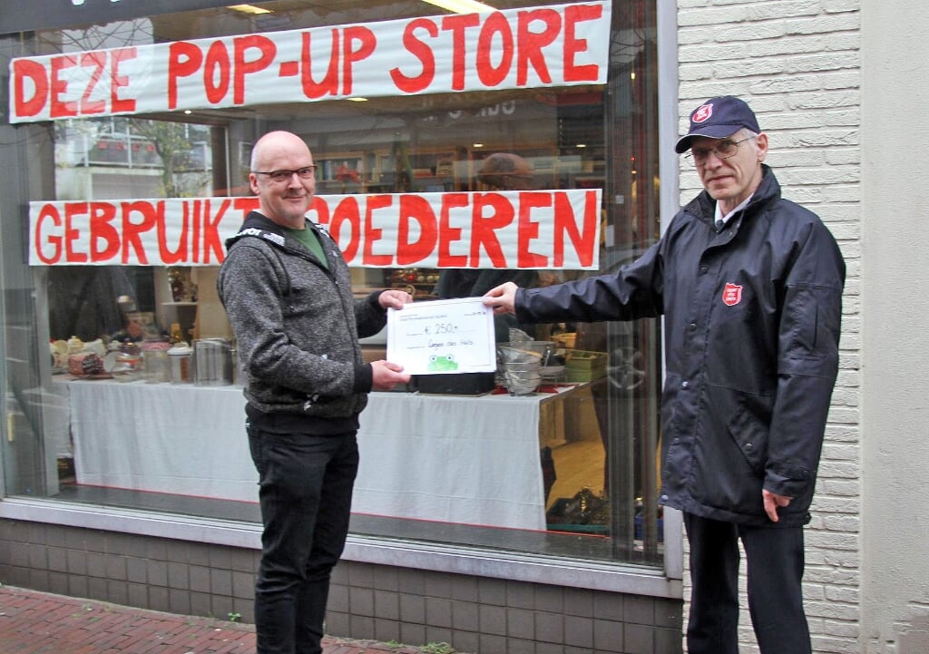 Deze cheque wordt aangeboden door Sjak Luijkx van Pop-up Store aan Ruud Witteveen namens het Leger des Heils.