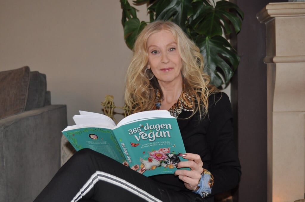 Karin Rietmeijer met haar boek ‘365 dagen Vegan’