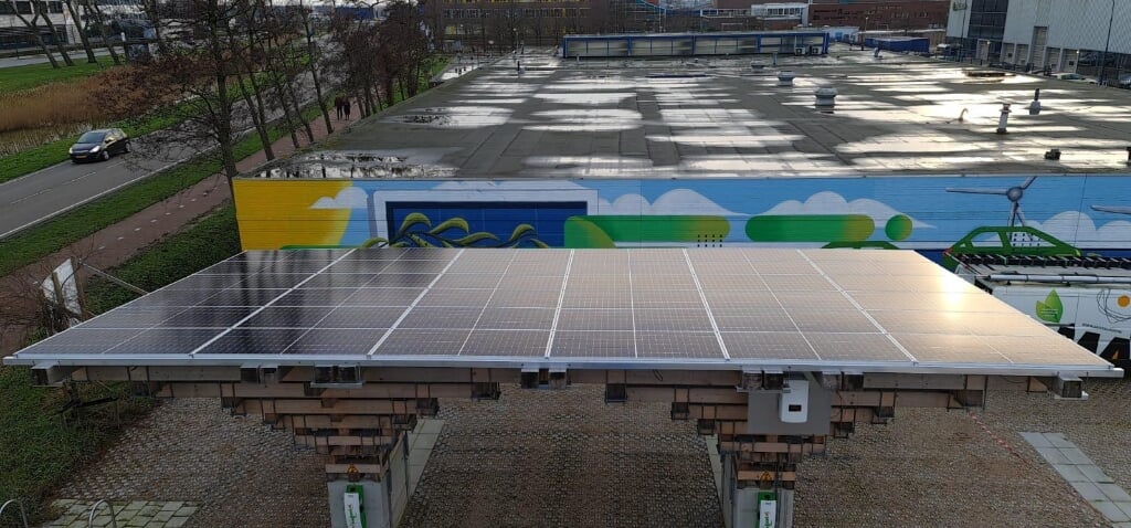 Het deelautopark op de Vlissingse Kenniswerf is voorzien van zonnepanelen.