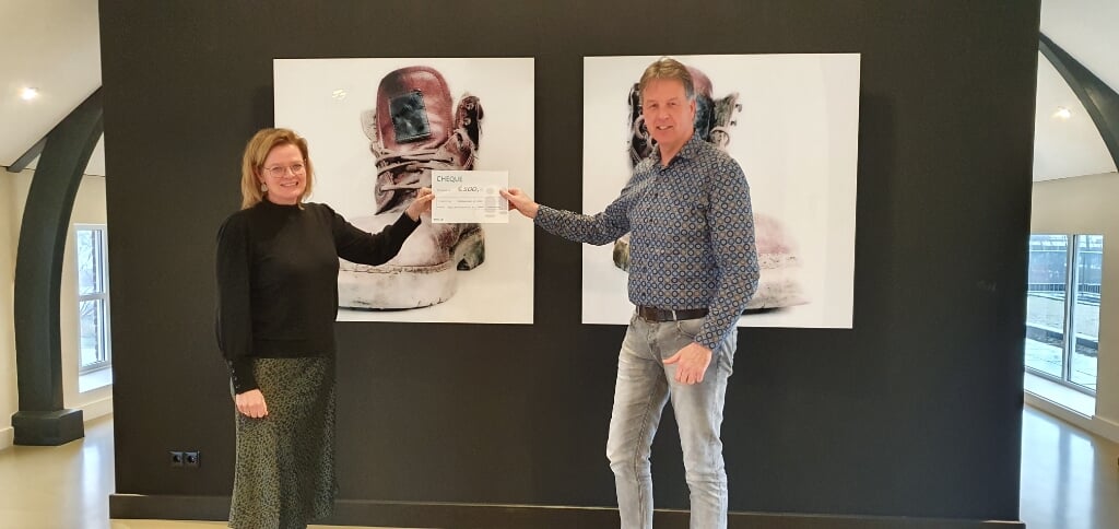 Links mevrouw Henriette Petersen, Algemeen Directeur Pollux, rechts Gert de Jonge, Sport Impactmanager Stichting Sport als Middel.