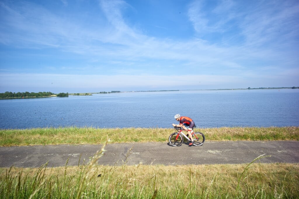 Op de triathlonfiets langs het Zoommeer.
