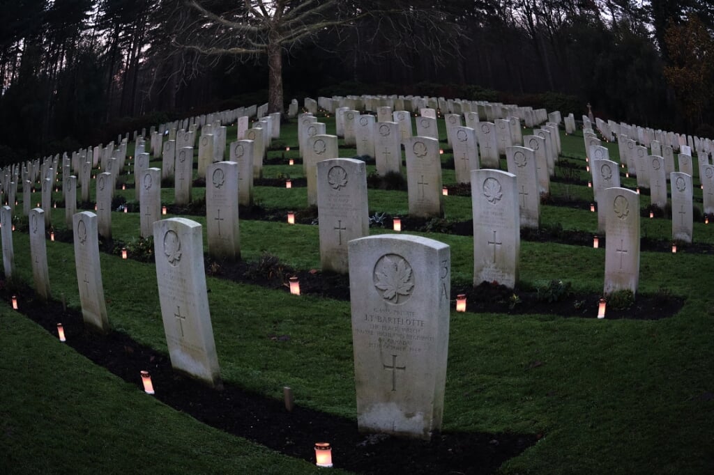 Lichtjes op de Oorlogsgraven in Bergen op Zoom, 2020.