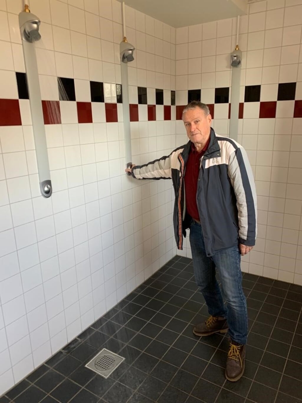 Vrijwilliger Pieter van Elsacker laat met de maandag-vrijdagploeg wekelijks de douche stromen om legionellabesmetting te voorkomen.