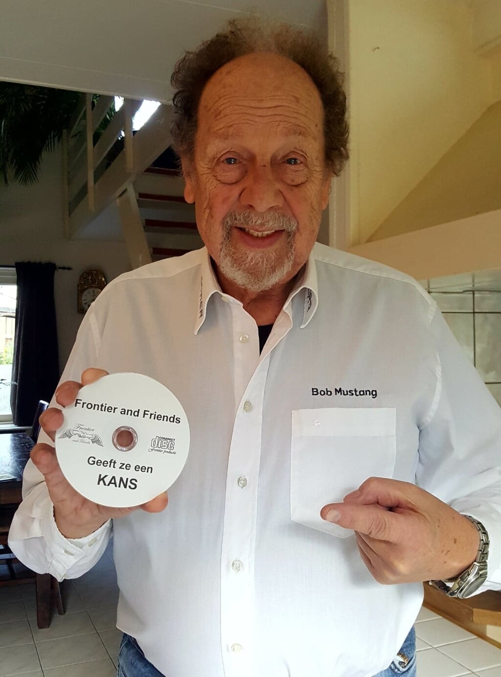 Bob van Vliet, alias Bob Mustang toont de cd Frontier & Friends geeft ze een kans. 