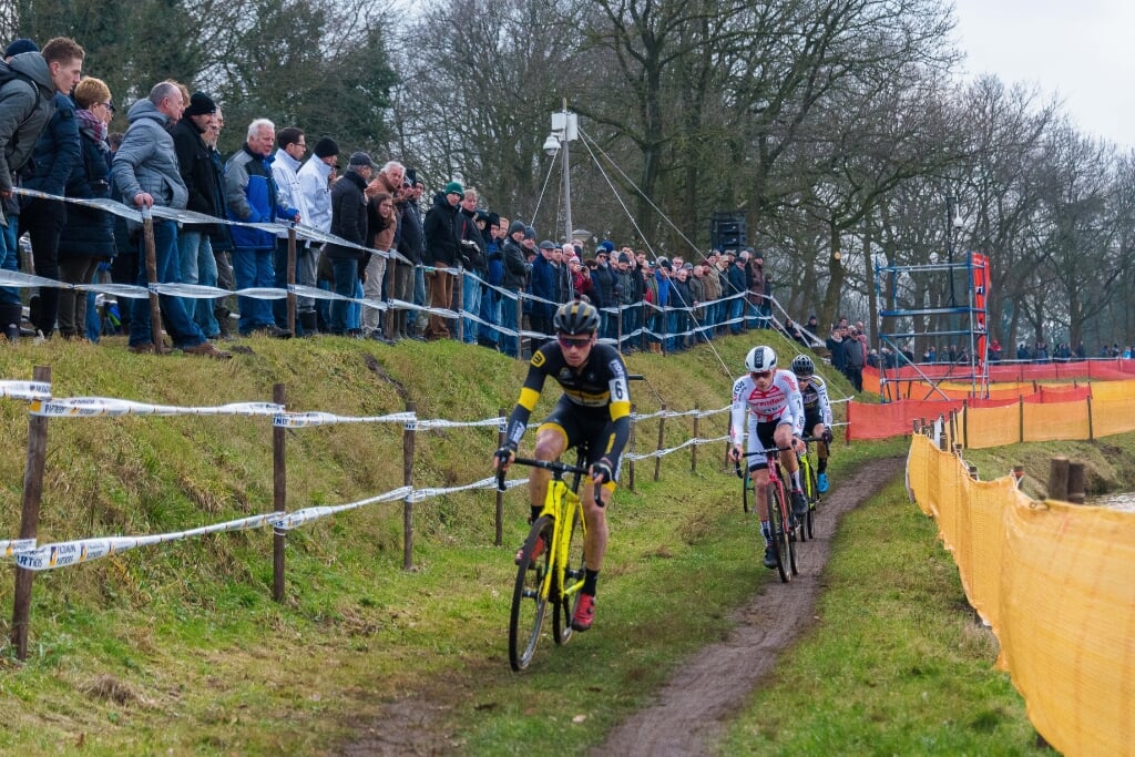 Gadegeslagen door vele wielerliefhebbers zetten veldrijders hun beste beentje voor tijdens de Cyclocross Rucphen in 2018.