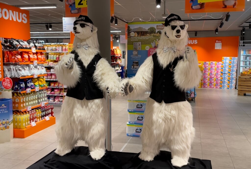 Twee ijsberen in security outfits heten de klanten welkom op het VriesVerstival.