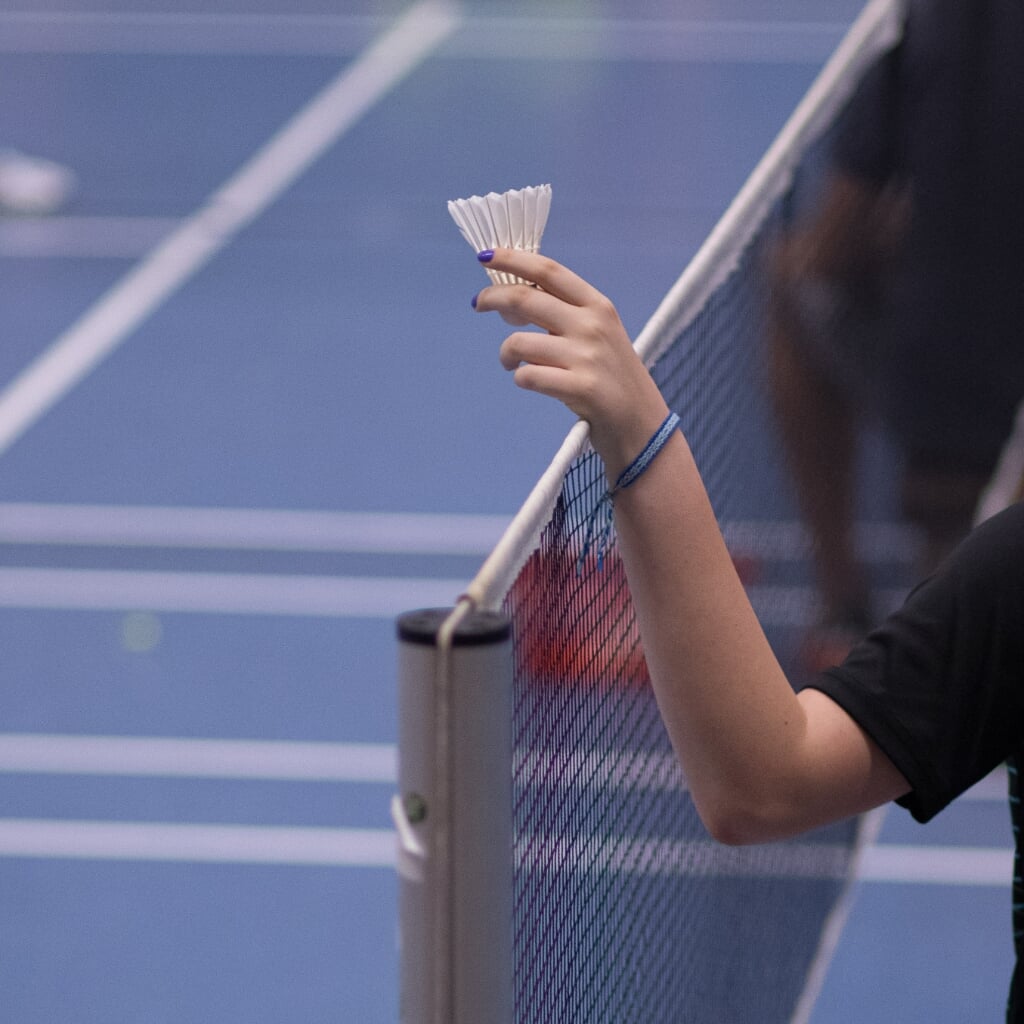 De hoogste teams van TFS'57-BBV spelen met veren badmintonshuttles.