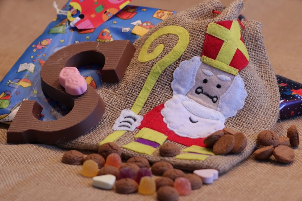 pepernoten, chocolade letter en de zak van sinterklaas,cadeautje