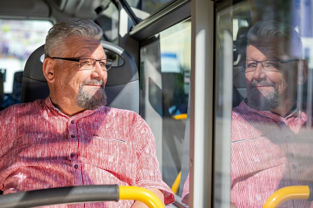  De chauffeur geeft rondleiding in de hedendaagse bus.