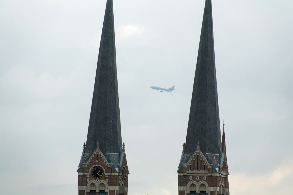 De KDC-10, hier te zien tussen de torens van de Sint-Petruskerk.