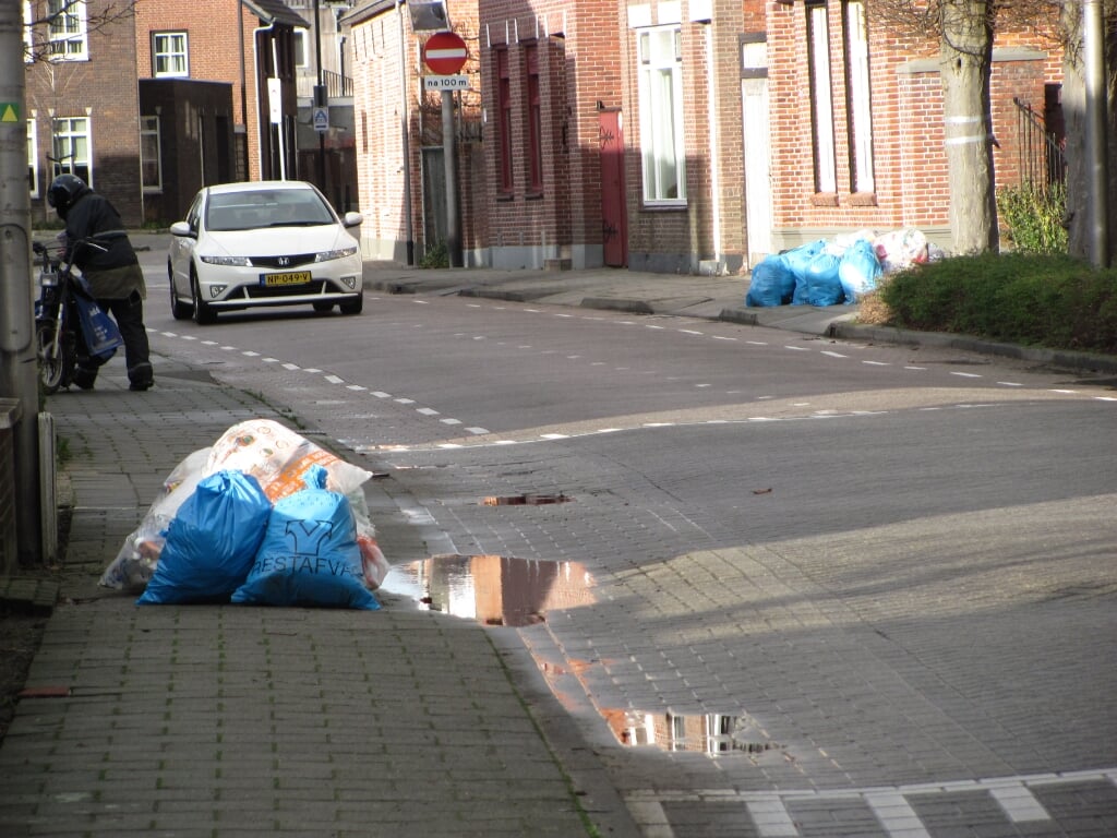 De bekende blauwe zakken voor restafval verdwijnen in 2023 uit het straatbeeld. 