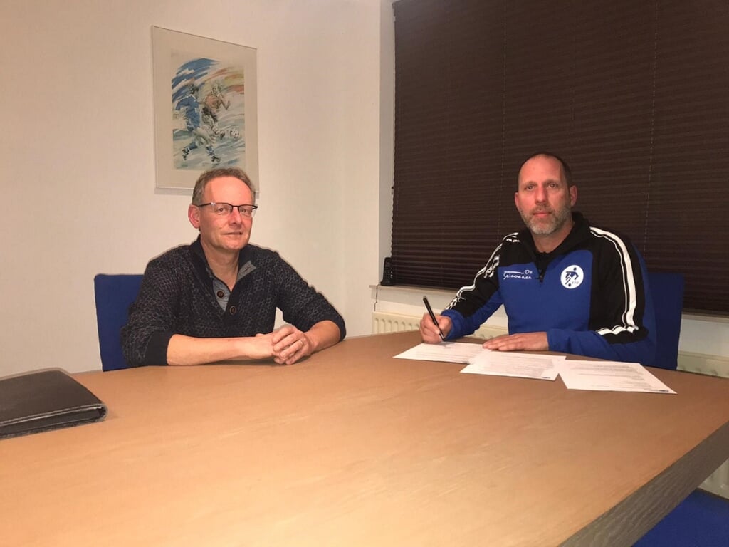 Voorzitter Thom van Dongen met hoofdtrainer Mark Schuiten bij de verlenging van het contract voor het huidige seizoen. 