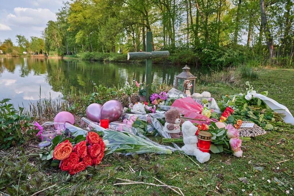 Na de vondst van de dode baby in mei werd op Wernhoutsburg spontaan een herdenkingsplek ingericht.  