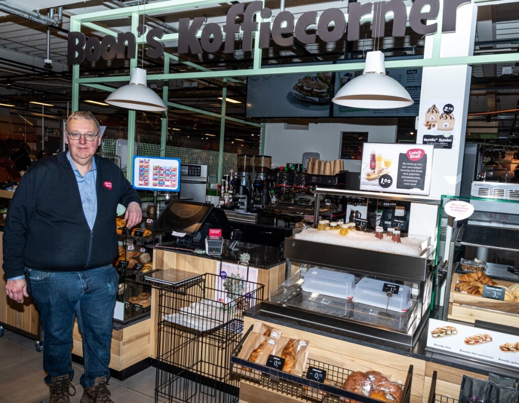 Manager Peter Ernest bij de drukbezochte koffiecorner in de Boon's Markt