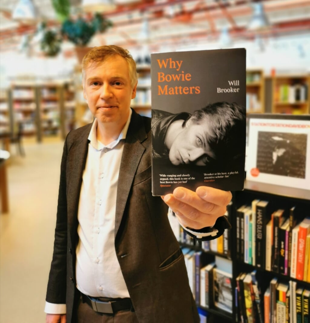 Eric de Vries met het boek over één van zijn helden. 
