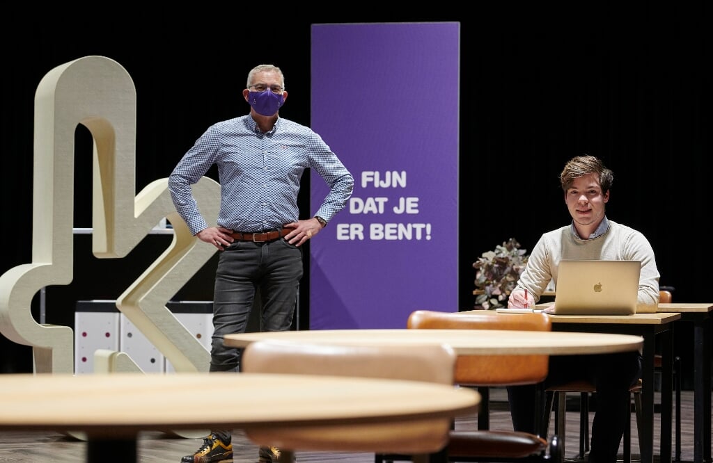 Wethouder René van Ginderen en voorzitter jongerenraad Sebastiaan Waegemaekers bij nieuw ingerichte studieplekken in theater de Kring.