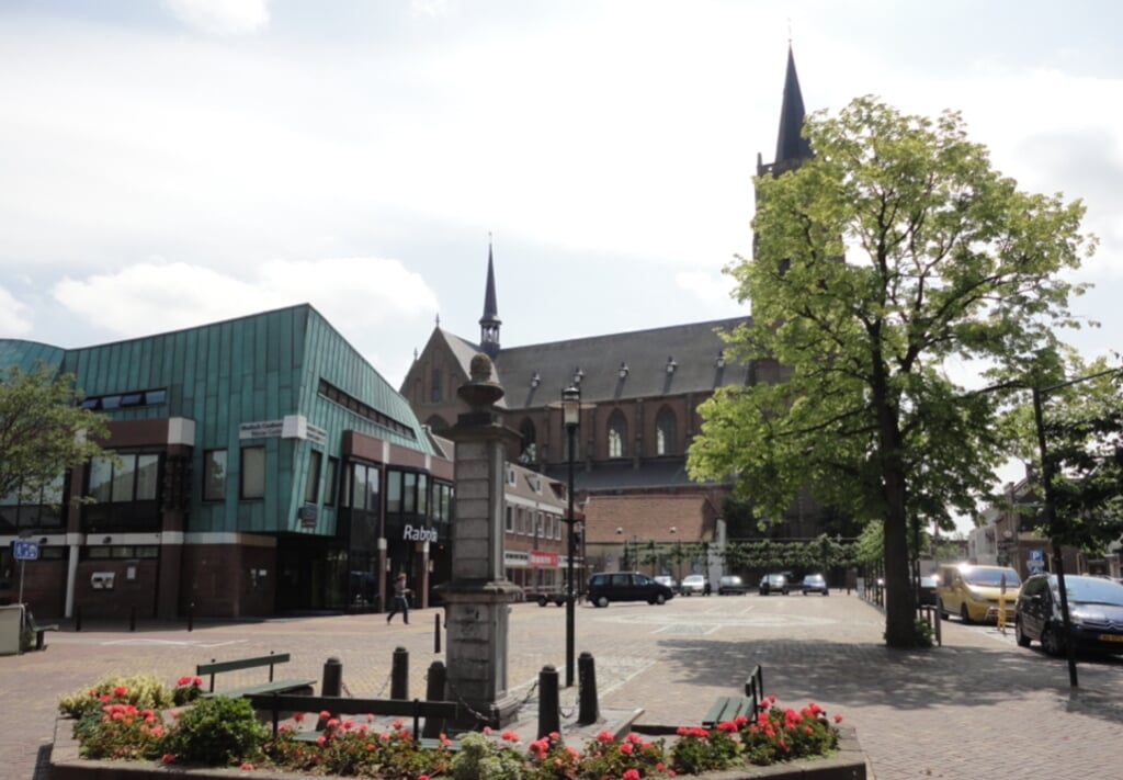 De gemeenteraad van Halderberge is niet voornemens om de Lindeboom op de Markt van Oud Gastel te behouden. 