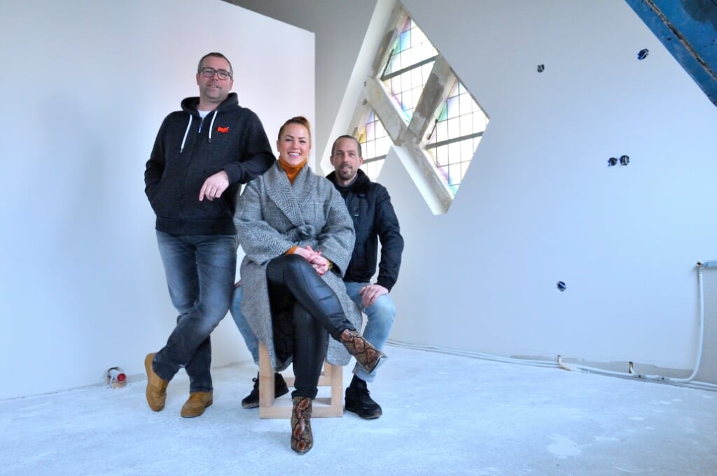 Jeroen, Xandra en Bas Maljaars in één van de nieuwe appartementen in de Petruskerk.