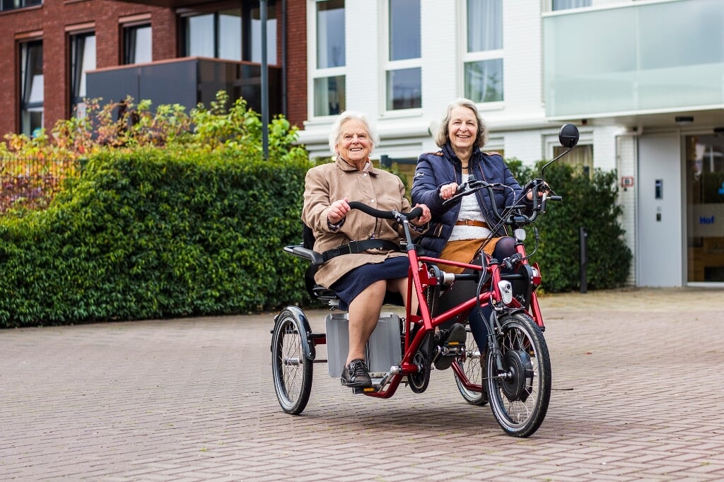 Sjaan Buijs met haar dochter, samen er op uit met de duo-fiets.
