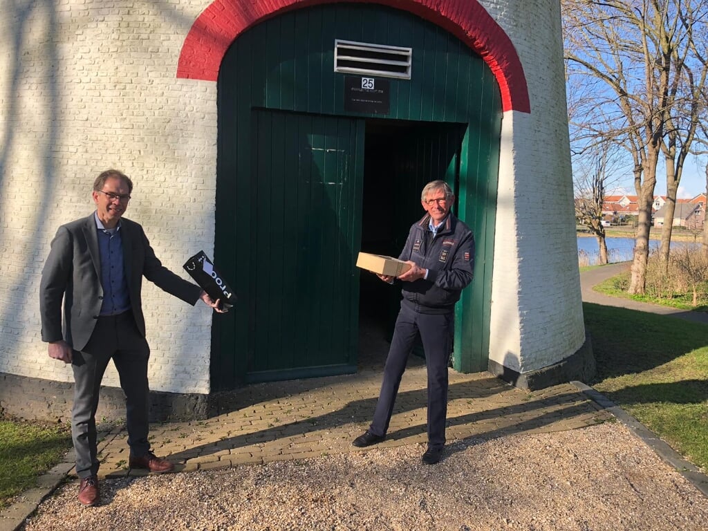 Wethouder Hoek overhandigd Oscar Huiskamp de geschenken