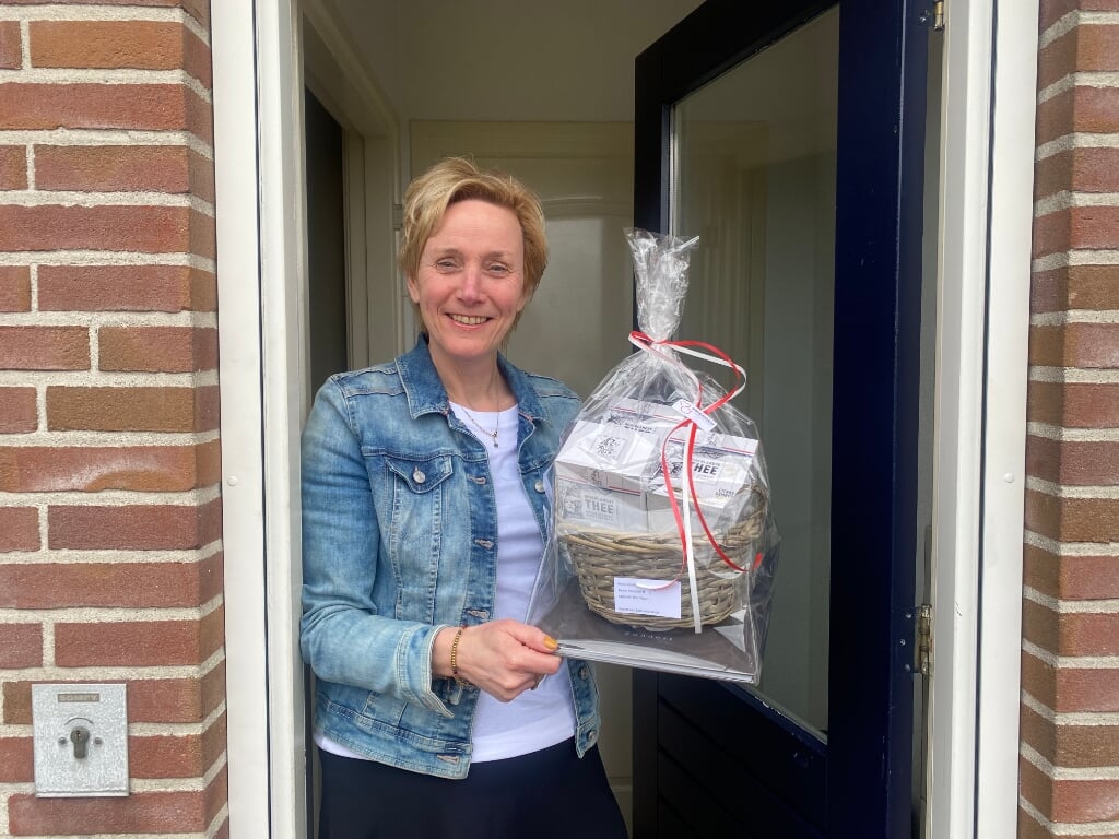 Petra Oostvogels toont zich zeer blij verrast met het door haar ontvangen pakket.