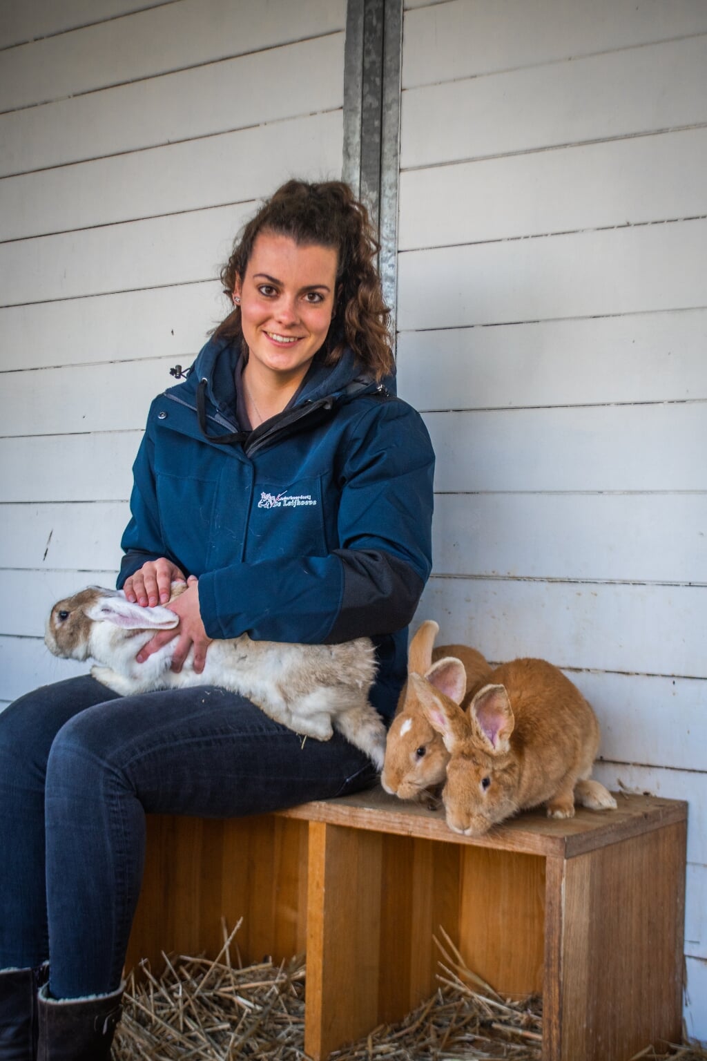 Lynn van Hassel bij de konijnen