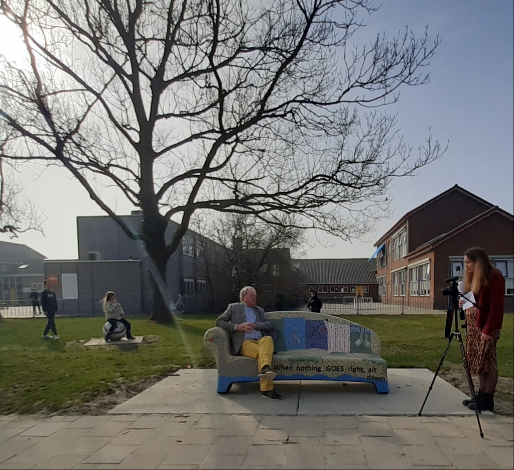 Wolter Koster van de wijkvereniging wordt op de social sofa geïnterviewd voor een filmpje van het Hoornbeeck College.