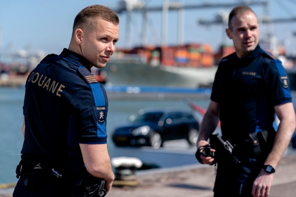 Douanier Martijn (links) in nieuw uniform 