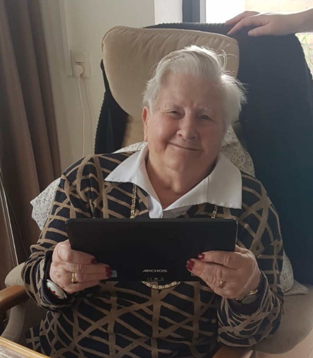 Mevr van Sundert verheugd met haar tablet