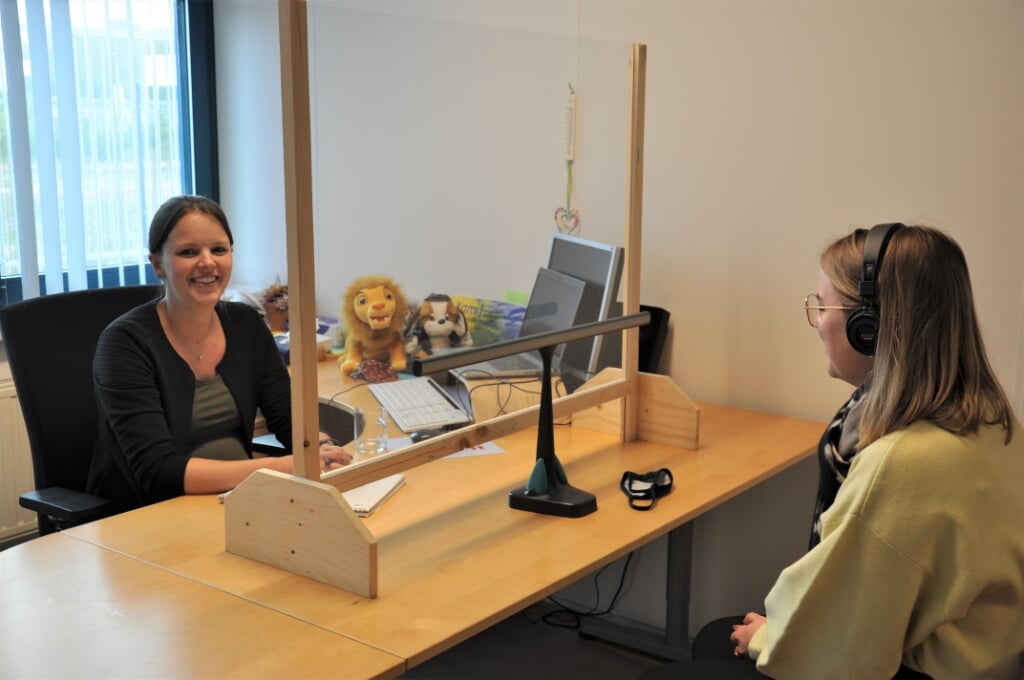 Inge de Kroon (links) behandelt een client middels EMDR-therapie